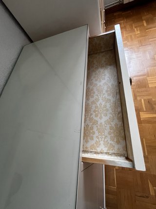 Cómoda blanca con espejo y tapa de cristal