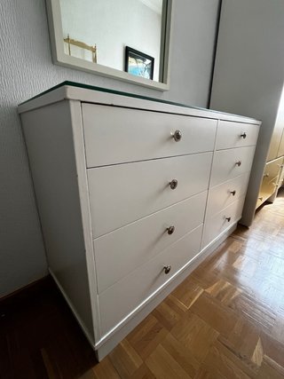 Cómoda blanca con espejo y tapa de cristal