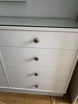 Cómoda blanca con espejo y tapa de cristal