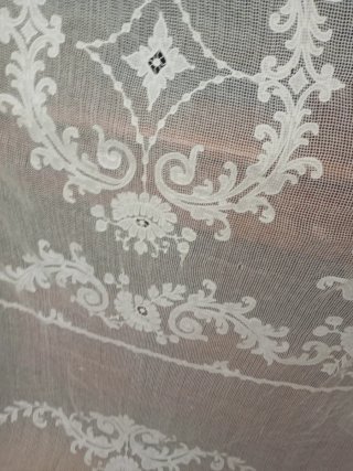 Tul antiguo bordado a mano más de 100años tiene