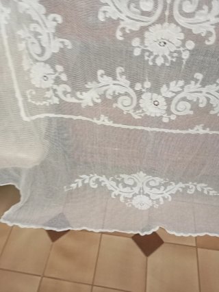 Tul antiguo bordado a mano más de 100años tiene