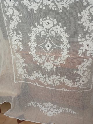Tul antiguo bordado a mano más de 100años tiene