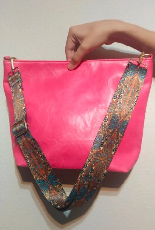 Bolso rosa fucsia con bandolera