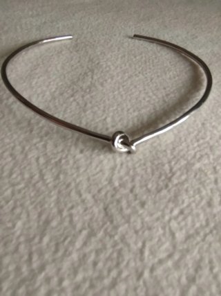 Collar plateado con nudo bisutería.