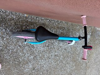 Bici senza pedali blu e rosa