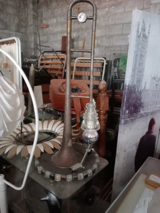 Lámpara artesanal de metal y cristal