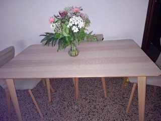 Mesa de comedor de madera
