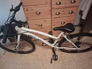 Bicicleta INDUR blanca casi sin usar