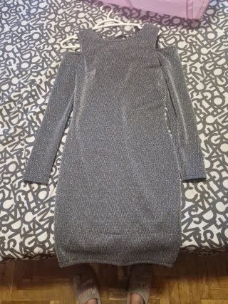 Vestido fiesta plateado hombros descubiertos