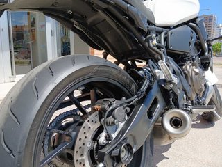 Yamaha XSR 700 Blanca y Azul