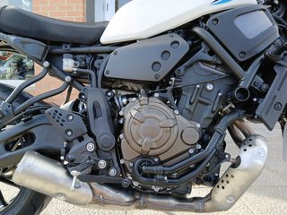 Yamaha XSR 700 Blanca y Azul