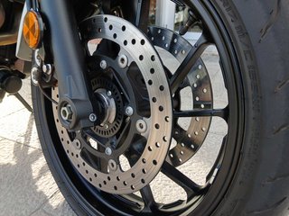 Yamaha XSR 700 Blanca y Azul