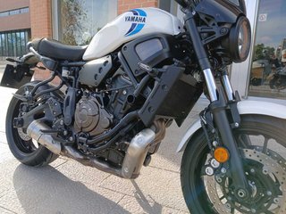 Yamaha XSR 700 Blanca y Azul