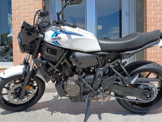 Yamaha XSR 700 Blanca y Azul