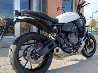 Yamaha XSR 700 Blanca y Azul