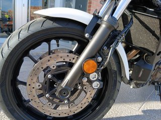Yamaha XSR 700 Blanca y Azul