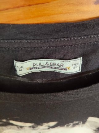 Camiseta Pull & Bear Negra Estampada