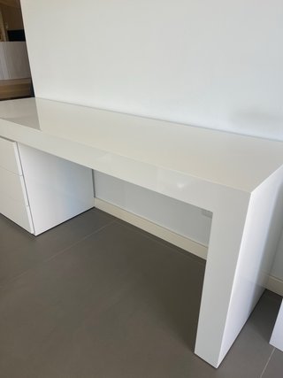 Escritorio blanco con cajones y balda