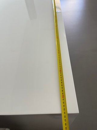 Escritorio blanco con cajones y balda