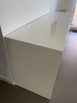 Escritorio blanco con cajones y balda