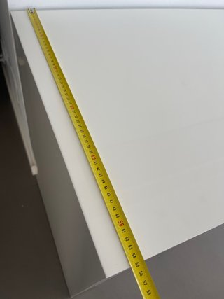 Escritorio blanco con cajones y balda