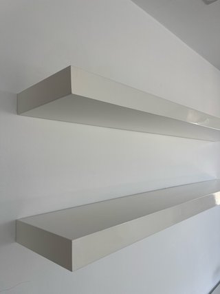 Escritorio blanco con cajones y balda