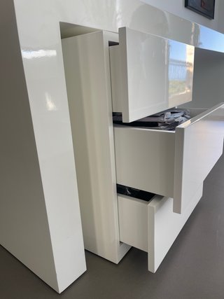 Escritorio blanco con cajones y balda