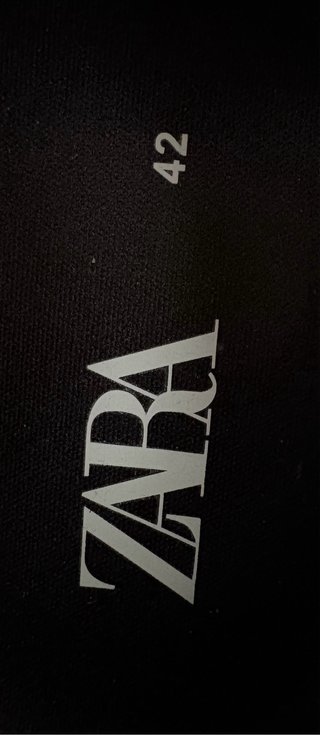 Zapatillas ZARA negras con detalle blanco en talón