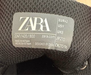 Zapatillas ZARA negras con detalle blanco en talón