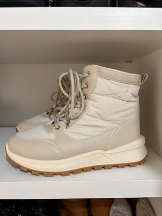 Botín zapatilla beige y blanco