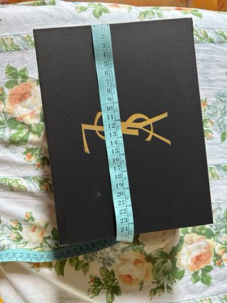 Scatola Yves Saint Laurent nera e oro