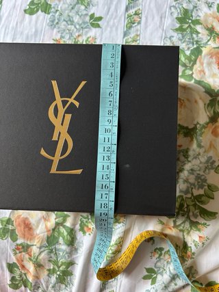 Scatola Yves Saint Laurent nera e oro
