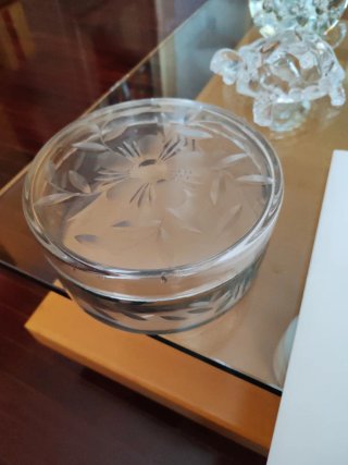 Caja de cristal antigua con grabado