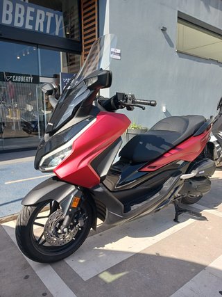 Honda Forza 125 Maxi Scooter Roja