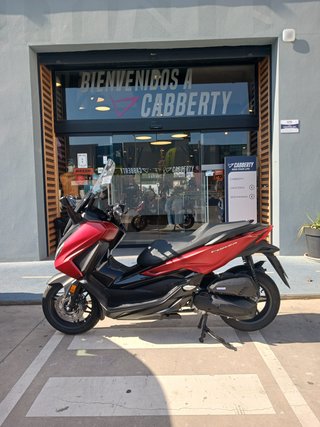 Honda Forza 125 Maxi Scooter Roja