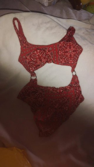 Traje de baño morado estampado
