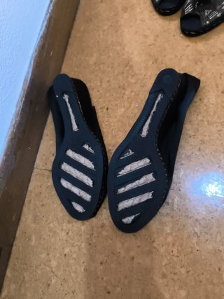 Sandalias negras y doradas mujer