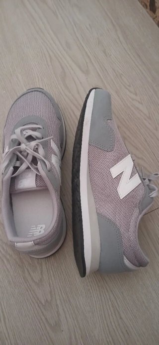 New Balance 323 Gris y Blanco
