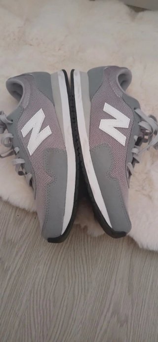 New Balance 323 Gris y Blanco