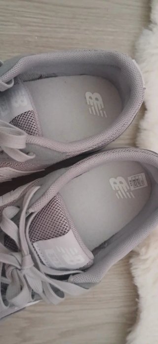 New Balance 323 Gris y Blanco