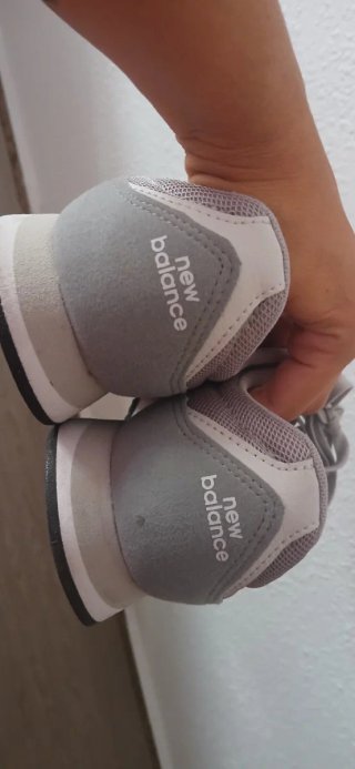 New Balance 323 Gris y Blanco