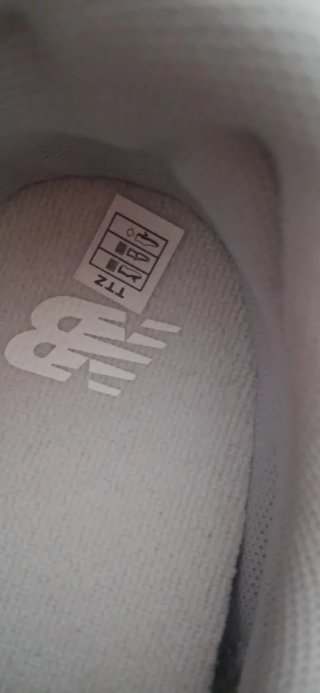 New Balance 323 Gris y Blanco