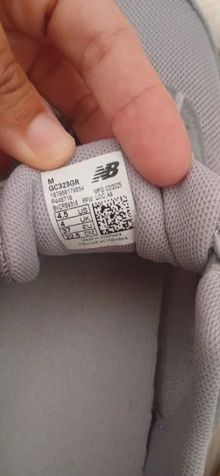 New Balance 323 Gris y Blanco