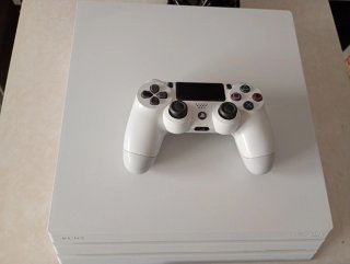 PlayStation 4 Pro Bianca + 3 Giochi