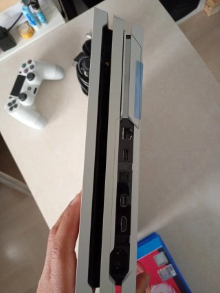 PlayStation 4 Pro Bianca + 3 Giochi