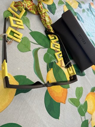 Funda Gafas Guess Negra y colgante