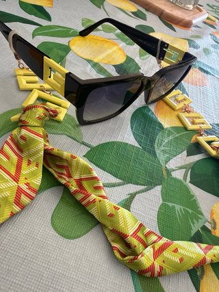 Funda Gafas Guess Negra y colgante