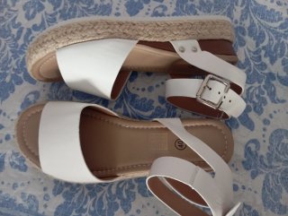Sandalias blancas con cuña y hebilla