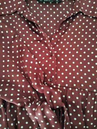 Blusa Zara satén lunares burdeos