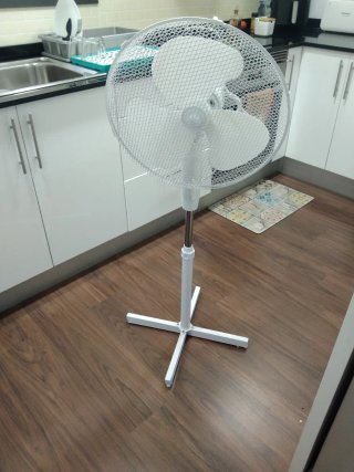 Ventilador de pie blanco
